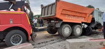 Весна в Кашире: когда грузовик нужно тянуть за заднюю ось