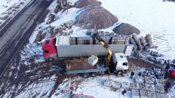 Разгрузка фуры манипулятором: когда и зачем довериться профессионалам